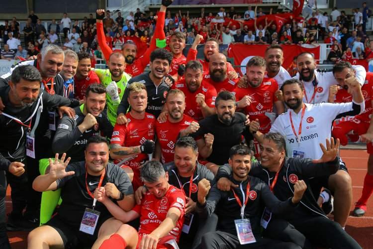 <p>Ampute Milli Futbol Takımı, Avrupa Şampiyonası Finali’nde İspanya’yı 3-0 mağlup ederek üst üste üçüncü kez kupanın sahibi oldu.</p>
