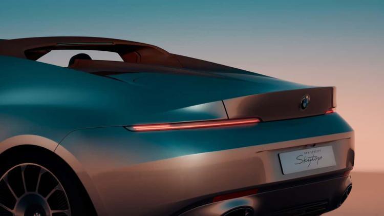 <p><strong>YENİ ARAÇLAR İÇİN İPUCU VERİYOR</strong></p>
<p>Concept Skytop’ın en önemli farkı belki de aşırı ince far ve arka stoplara sahip olması… Geleneksel kapı kollarının yerine parmaklarınızla kavrayacağınız çok zarif küçüklükte ve dikkat çekmeyen, kapı omuzlarına entegre kanatçıklarla araca yerleşmeden, ince lamelli hafif alaşım jantlara gözleriniz takılıyor. </p>