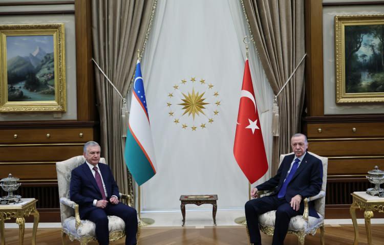 <p>Cumhurbaşkanı Erdoğan, Mirziyoyev'i külliyenin ana giriş kapısında karşıladı. Erdoğan ve Mirziyoyev'in tören alanındaki yerlerini almasının ardından 21 pare top atışı eşliğinde milli marşlar çalındı.</p>
<p></p>