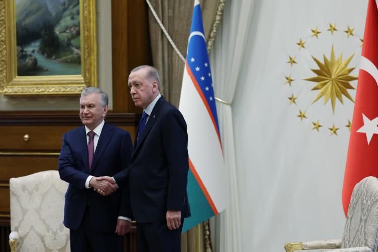 <p>Mirziyoyev, Muhafız Alayı Tören Kıtası'nı "Merhaba asker" diyerek selamladı. Törende, tarihte kurulan 16 Türk devletini temsil eden bayraklar ve askerler de yer aldı.</p>
<p> </p>