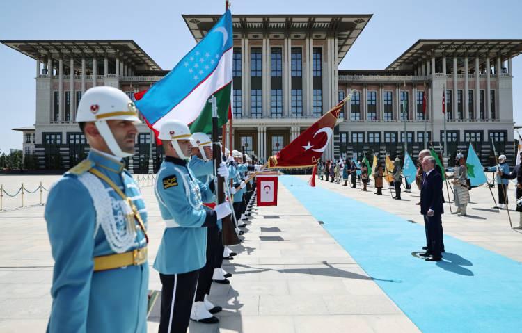 <p>Heyetlerini birbirine takdim eden Erdoğan ve Mirziyoyev, merdivenlerde Türk ve Özbekistan bayrakları önünde tokalaşarak, gazetecilere poz verdi.</p>