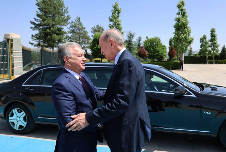 <p>Törende, Cumhurbaşkanı Yardımcısı Cevdet Yılmaz, Dışişleri Bakanı Hakan Fidan, Aile ve Sosyal Hizmetler Bakanı Mahinur Özdemir Göktaş, Enerji ve Tabii Kaynaklar Bakanı Alparslan Bayraktar, Hazine ve Maliye Bakanı Mehmet Şimşek, Kültür ve Turizm Bakanı Mehmet Nuri Ersoy, Sağlık Bakanı Fahrettin Koca, Sanayi ve Teknoloji Bakanı Mehmet Fatih Kacır, Tarım ve Orman Bakanı İbrahim Yumaklı, Ticaret Bakanı Ömer Bolat, Ulaştırma ve Altyapı Bakanı Abdulkadir Uraloğlu, Cumhurbaşkanlığı İletişim Başkanı Fahrettin Altun, Cumhurbaşkanlığı Savunma Sanayii Başkanı Haluk Görgün, Cumhurbaşkanlığı İdari İşler Başkanı Metin Kıratlı, Yükseköğretim Kurulu (YÖK) Başkanı Prof. Dr. Erol Özvar, Cumhurbaşkanı Güvenlik ve Dış Politika Başdanışmanı Akif Çağatay Kılıç, Ankara Valisi Vasip Şahin ve Türkiye Odalar ve Borsalar Birliği Başkanı Rifat Hisarcıklıoğlu da yer aldı.</p>

<p> </p>
