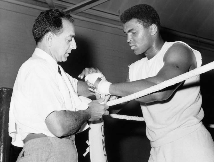 <p>Ali, aynı yıl bir kez daha karşılaştığı Joe Fraizer'ı bu sefer yenerek dünya ağır sıklet boks şampiyonu ünvanını geri aldı.</p>