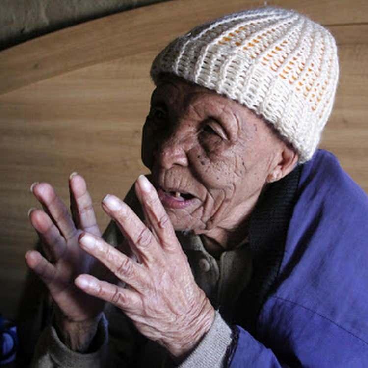 <p><strong>2023 yılında doğum gününe 2 ay kala vefat eden ve dünyanın en yaşlı insanı olarak tarihe geçen Johanna Mazibuko, uzun yaşamın sırrını o iki mucizevi besine bağladı. Yıllarca tükettiği iki besinin sağlıklı kalmasındaki etkisini vurguladı. İşte 128 yaşındaki Mazibuko'nun uzun yaşam sırrı…</strong></p>
