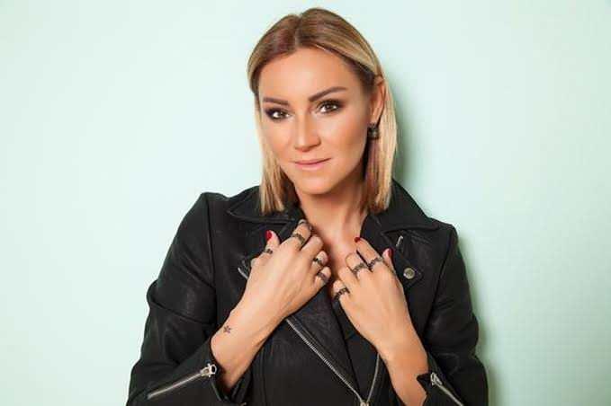 <p><strong>"Hayatım boyunca kimseye eyvallahım olmadı" diyen Altuğ, " O zamanda o kadar büyük para kazanan, iyi bir reytingi olan bir dizinin baş rol oyuncusunun dönüp arkasını gitmesi kimsenin çok aklına yatan bir şey değildi.</strong></p>