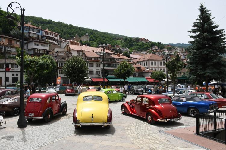 <p>Aralarında bir asır önce üretilmiş klasik otomobillerin de bulunduğu festivale, yerli ve yabancı turistler büyük ilgi gösterdi.</p>
