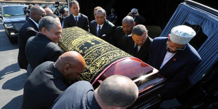 <p>Uzun süre Parkinson hastalığı ile mücadele eden Muhammed Ali, solunum yolu rahatsızlığı nedeniyle tedavi gördüğü Arizona'nın Phoenix kentindeki bir hastanede 3 Haziran 2016 günü hayata gözlerini yumdu.</p>