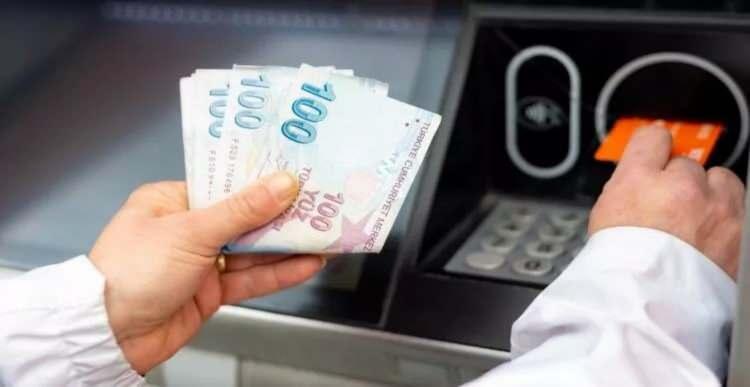 <p>Eşinden ve babasından maaş alanlar için maaş oranları bulunuyor. Örneğin eşinden maaş alan birisi çalışmıyorsa yüzde 75 çalışıyorsa yüzde 50 aylık alıyor..</p>

