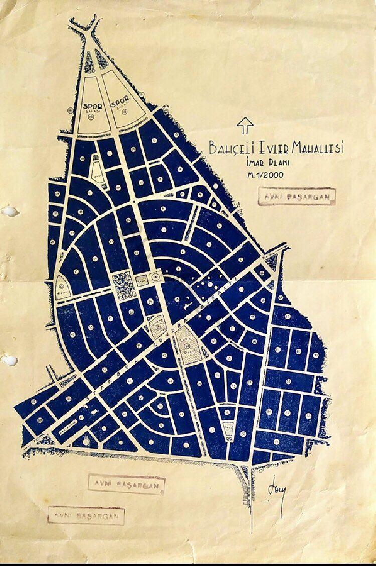 <p>Eğitim için gittiği Paris’in mimarisine ve kent dokusuna hayran kalan Abdi Bey, Atça’nın imar planını hazırlarken Paris’in kent biçiminden esinlenerek, Atça için şekilci bir yaklaşımla radyal kent planı hazırlamayı seçmişti. Bu yüzden Atça genellikle Türkiye’nin Paris’i ya da Küçük Paris olarak anılır.</p>
