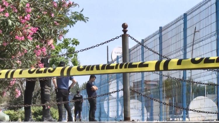 <p>Polis, cesedin taşındığı otomobilin bulunduğunu, incelemenin sürdüğünü belirterek olayın firarisi olarak aranan Yavuz G.'nin uyuşturucu kullanmak suçundan çok sayıda polis geliş kaydı olduğunu ayrıca hakkında 8 yıl kesinleşmiş hapis cezası bulunduğunu tespit etti.</p>
<p> </p>