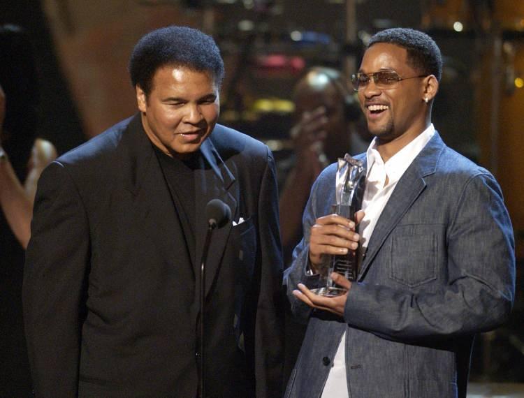 <p>Ünlü boksörün hayatı, Hollywood tarafından 2001 yılında beyaz perdeye de uyarlandı. ABD'li ünlü aktör Will Smith'in başrolünde oynadığı "Ali" adlı yapım, büyük ses getirmişti.</p>