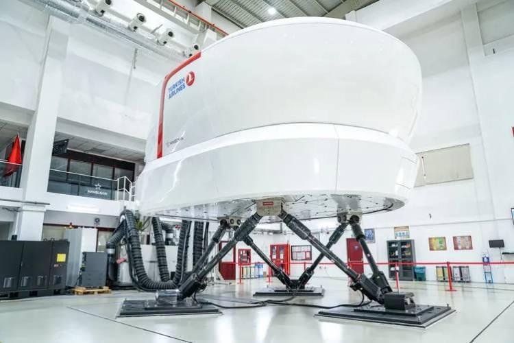 <p><span style="color:#B22222"><strong>9) AİRBUS A320 SİMÜLATÖRÜ'NÜN TESLAMATI GERÇEKLEŞTİ</strong></span></p>
<p> </p>
<p>HAVELSAN, THY ile yürütmekte olduğu sözleşme kapsamında 5. Airbus A320 Simülatörü'nün teslimatını gerçekleştirdi.</p>