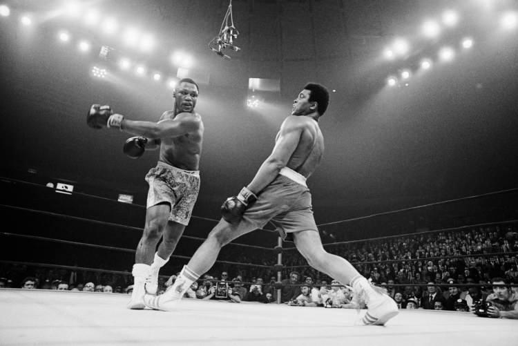 <p>1984 yılında Parkinson hastalığına yakalanmasına rağmen bunu gizleyip büyük para karşılığı iki maç daha yapan Muhammed Ali, bunları kaybetti.</p>
