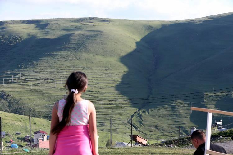 <p>Alana gelenler, bu anı ölümsüzleştirmek için seyir terasına çıkıp fotoğraf ve video çekti.</p>
