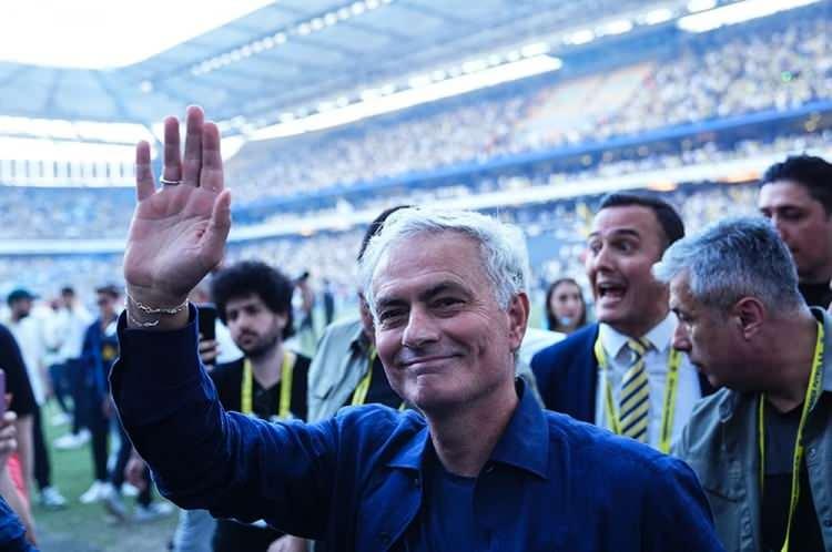 <p>Dünya basını, Fenerbahçe'nin Jose Mourinho için düzenlediği imza törenini konuşuyor. Birçok haberde taraftarlardan övgüyle bahsedilirken Marca Gazetesi, Mourinho'nun Fenerbahçe'ye imzası için "İnanılmaz ama gerçek" ifadelerini kullandı.</p>