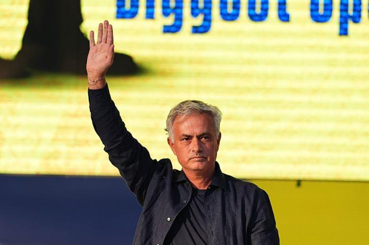<p>Mirror: "Jose Mourinho binlerce taraftarın önünde takımın yeni patronu oldu, Fenerbahçe taraftarına söz verdi."</p>