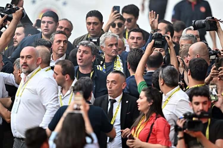 <p>Goal: "Binlerce taraftar önünde imzayı atan Jose Mourinho, Fenerbahçe taraftarını cesur vaatlerle coşturdu."</p>