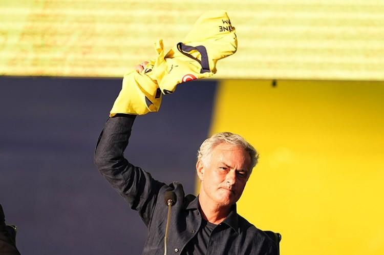 <p>Bild: "Jose Mourinho pop yıldızlarının aşina olduğu bir coşkuyla karşılandı."</p>