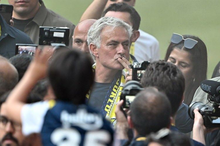 <p>AS: "Şampiyonluk kutlamaları coşkusunda geçen törende Mourinho, "Artık bu forma benim derim gibi" dedi."</p>