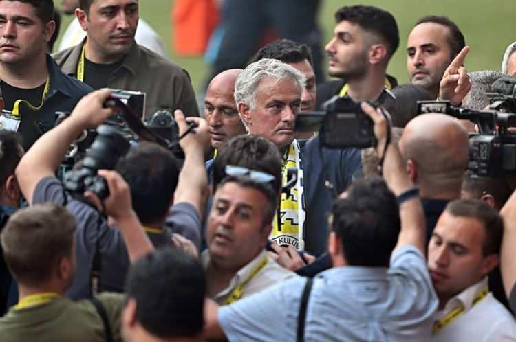 <p>The Sun: "Küçük ordu! Jose Mourinho'yu tanıtırken on binlerce taraftar meşaleler, tezahüratlarla yeni teknik direktörlerini bağırlarına bastı."</p>
