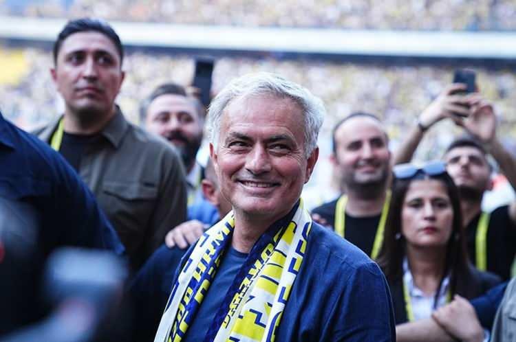 <p>GiveMeSport: "Jose Mourinho, Fenerbahçe hocası olarak yaptığı ilk açıklamalarla taraftarlar arasında çılgın sahnelere sebep oldu."</p>