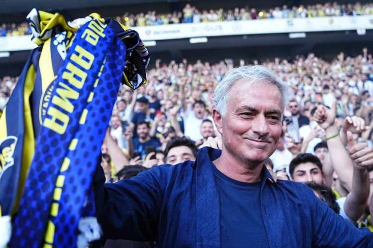 <p>Marca: "İnanılmaz ama gerçek! Jose Mourinho, Fenerbahçe'nin yeni teknik direktörü oldu. 'Özel Biri' için Fenerbahçe'de çılgın bir tören düzenlendi."</p>