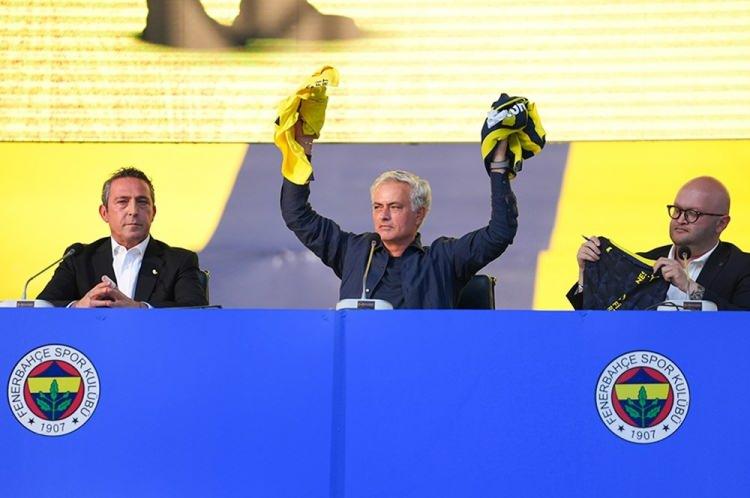 <p>A Bola: "Binlerce taraftar önünde yeni teknik direktör olarak imza atan Jose Mourinho'nun gülümsemesi dikkat çekti. Portekizli hocanın imza törenini statta on binler, youtube canlı yayınında ise 250 binden fazla izleyici takip etti."</p>