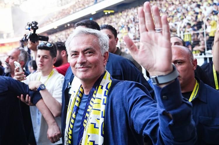 <p>Sky Sports: "Jose Mourinho Fenerbahçe taraftarları tarafından bir kahraman gibi karşılandı."</p>