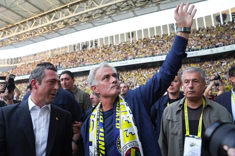 <p>Record: "İstanbul'da çılgın atmosfer! Fenerbahçe'nin yeni teknik direktörü olarak açıklanan Jose Mourinho "Artık ben de ailenize aitim" dedi."</p>