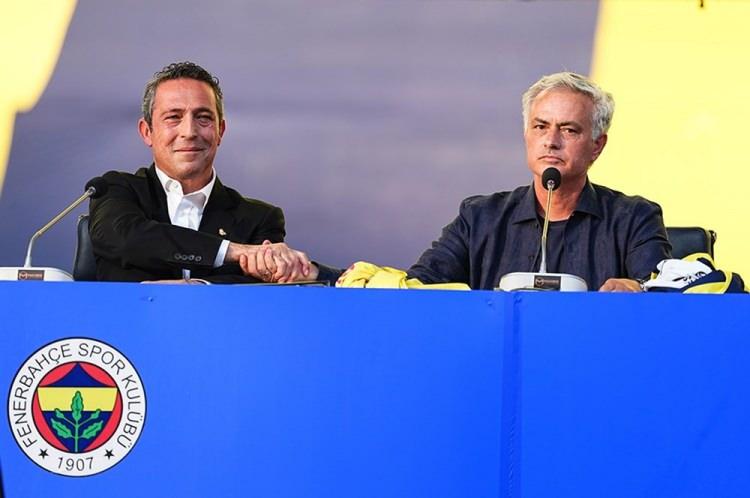 <p>O Jogo: "Jose Mourinho, Boğaz'da tekne turu sonrası Şükrü Saraçoğlu Stadı'nda binlerce coşkulu taraftar önünde resmi imzayı attı ve "Burada daha kazanmadan seviliyor gibi hissediyorum" dedi."</p>