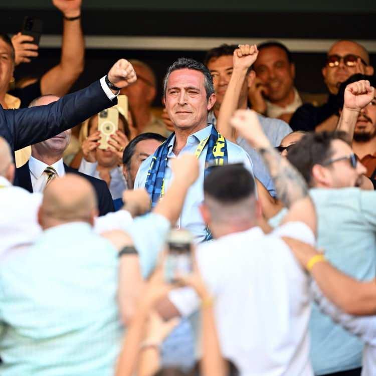 <p>Fenerbahçe'de resmi olmayan sonuçlara göre seçimi önde götüren Ali Koç, tebrikleri kabul etmeye başladı.</p>