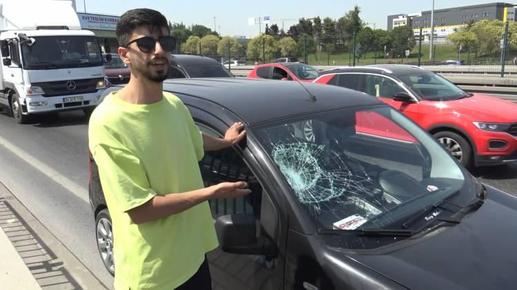<p>Avcılar'da yolda seyir halinde ilerleyen otomobilin önü bir kamyonet tarafından kesildi. Sopayla otomobilin camını kıran kamyonet sürücüsü dehşet saçtı.</p>
<p> </p>