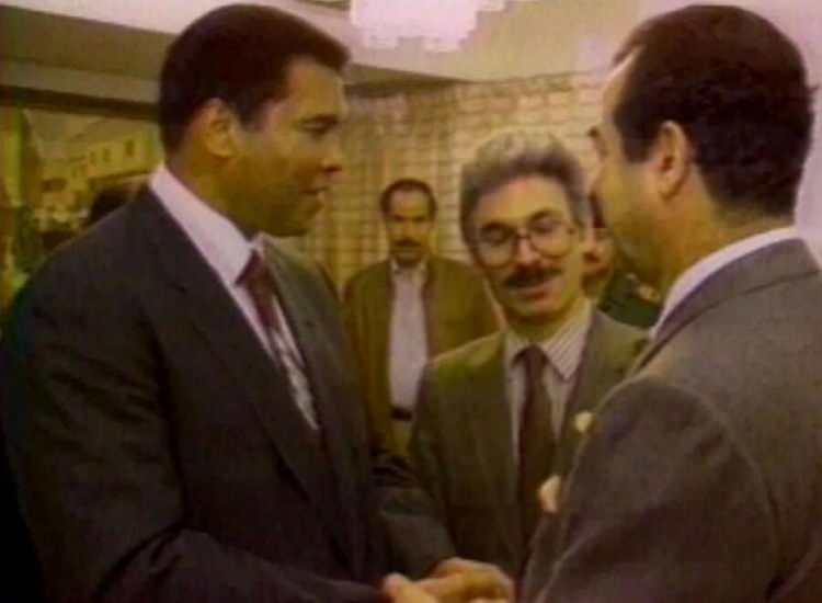 <p>1991 yılında Körfez Savaşı sırasında Irak'a gitti ve Amerikalı rehinelerin serbest bırakılmasını müzakere etmek amacıyla Saddam Hüseyin ile bir araya geldi.</p>