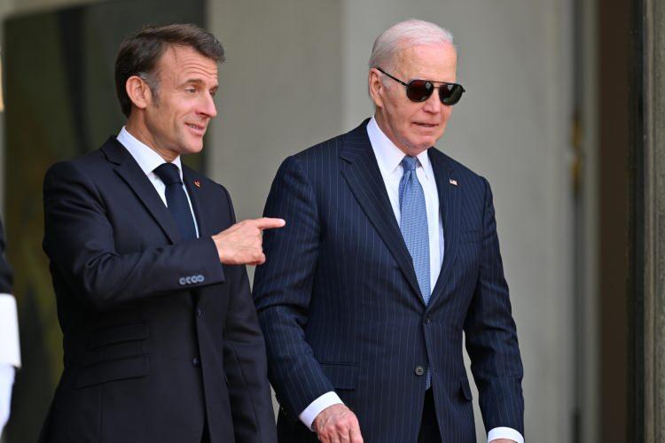 <p>Fransa Cumhurbaşkanı Emmanuel Macron ve ABD Başkanı Joe Biden, Elysee Sarayı'ndaki görüşmelerinin ardından ortak basın açıklaması yaptı.</p>
