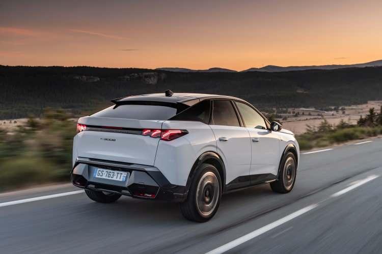 <p>Peugeot'un ileri teknolojilerle geliştirdiği yeni nesil fastback SUV modelleri 3008 ve E-3008'i, eylülde Türkiye'de satışa çıkacak.</p>

<p> </p>
