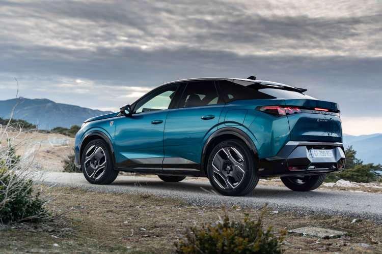 <p><span style="color:#B22222"><strong>YENİ E-3008 HER SÜRÜŞ TARZI İÇİN HAZIR</strong></span><br />
</p>
<p><br />
Peugeot E-3008, Stellantis'in, markayı bir üst seviyeye taşıyan yeni STLA Medium platformunu kullanan ilk model olma özelliğini de taşıyor. Müşterilere sınıfının en iyi performansını sunmak üzere tasarlanan bu yenilikçi platform, yüksek kapasiteli bataryaların kullanımına olanak tanırken, 30 dakikaya varan hızlı şarj süresi, sürüş keyfi, performans ve üst düzey verimlilik sağlıyor.</p>