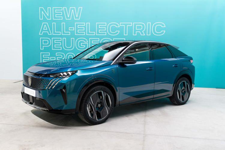 <p><span style="color:#B22222"><strong>PEUGEOT, YENİ 3008 İLE ÖN TASARIMDA YENİ MARKA İMZA KODLARINI TAŞIYOR</strong></span><br />
</p>
<p>Peugeot, yeni 3008 ile ön tasarımda yeni marka imza kodlarını taşıyor. Model, ikonik üç pençeli ışık imzasını korurken, farların ve ızgaranın tasarımı tamamen değişiyor. Yeni ön ızgara, bu modelin elektrik genlerini yansıtıyor. Yeni ön cephe, yeni Peugeot logosu etrafında tasarlandı.</p>