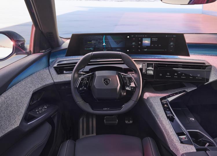 <p>E-3008, Peugeot'nun yol tutuş ve sürüş keyfi konusundaki iddiasını ve başarısını yansıtıyor. Yeni STLA Medium platformu, dinamik yol tutuş sağlamak üzere tasarlanan yeni ön ve arka aksları içeriyor. </p>