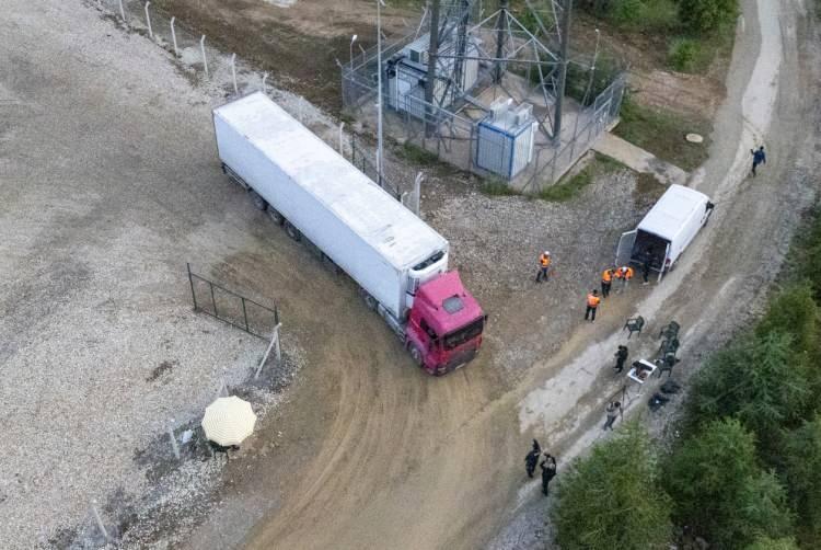 <p>Hafta sonu ger&ccedil;ekleşecek YKS i&ccedil;in hazırlanan soru kitap&ccedil;ıklarının basımı, Ankara'da 'faraday kafesi' (elektriksel iletken metal ile kaplanmış muhafaza) ile kaplı ve sinyal karıştırıcı jammer sistemiyle korunan, t&uuml;m iletişim ara&ccedil;larından arındırılmış kapalı matbaada tamamlandı.<br />
&nbsp;</p>
