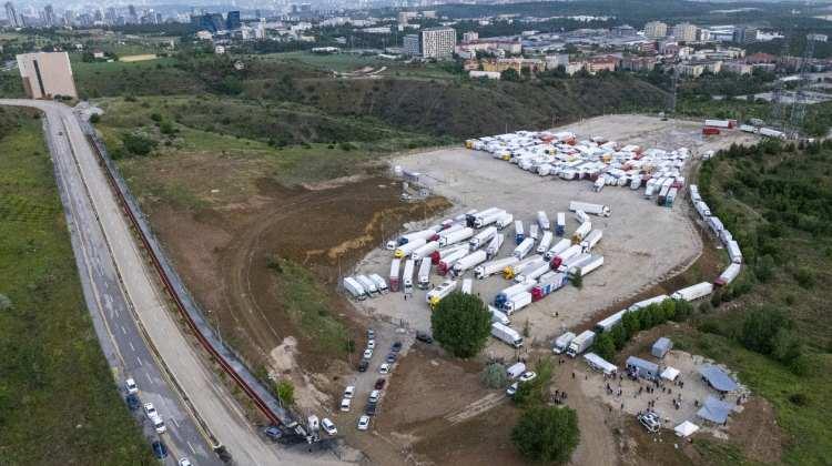 <p>40 g&uuml;nde basılan soru kitap&ccedil;ıkları ve sınav evrakları, elektromekanik kilitli bir şekilde kamyon ve TIR'lara y&uuml;klendi.<br />
&nbsp;</p>
