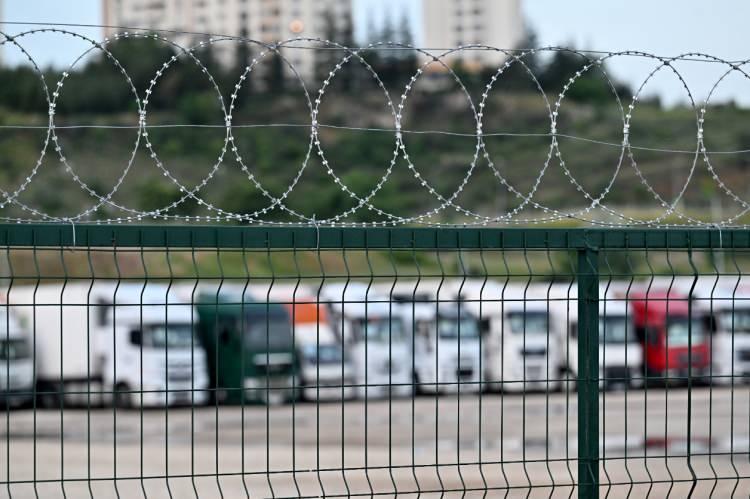 <p>Ankara'dan sınav merkezlerine yolculuğu ve merkezlere ulaşması, emniyet ve jandarma ekiplerinin koordinasyonunda sağlanacak. Nakil ara&ccedil;larının yolculuğu, &ouml;zel yazılımlı ara&ccedil; takip sistemi ile GPS &uuml;zerinden izlenecek.<br />
&nbsp;</p>
