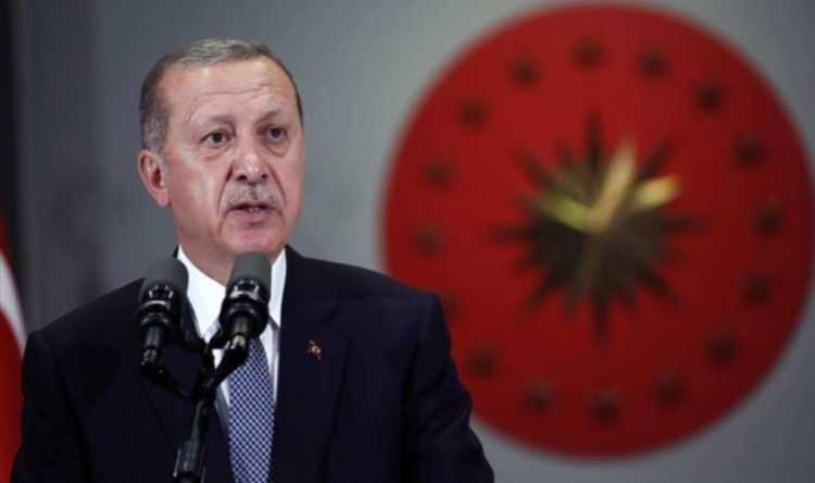 <p>Köpek ticaretinin sıkı denetimi, ruhsat verilmemesi, köpeklerin yüksek operasyonel kabiliyetlerle kısırlaştırılmaları, yakalanamayan köpekler için medikal kastrasyon yöntemi kullanılmasını da öneren Evcimik, </p>