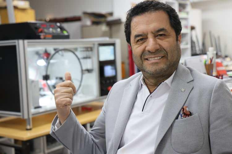 <p>Yüksek teknolojinin ülkenin geleceğini belirleyebileceğini kaydeden Prof. Dr. Yakuphanoğlu,<em><strong> "Pil yapımında fiber üretmek ve pilin içindeki elektrolik elektrik akımının yani iyonların geçişlerini hızlandırmak istiyorsak ayırıcı dediğimiz membranın pulları çaplarını değiştirerek, elektriksel iletkenliği kontrol edebiliyoruz. Bu sayede pilin elektriksel gücünü kontrol edebileceksiniz. Aynı zamanda sağlık alanında da bu cihazı kullanabilirsiniz. Özellikle ilaç taşınım sistemlerinde bilindiği gibi beyin bariyerini geçen ilaç geçen ilaç geliştirmek istiyorsak, bunları nanofiber boyutunda üreteceksiniz. Üretmiş olduğumuz bu cihazla ile organik bir stent üretebilirsiniz"</strong></em> diye konuştu.</p>

<p> </p>
