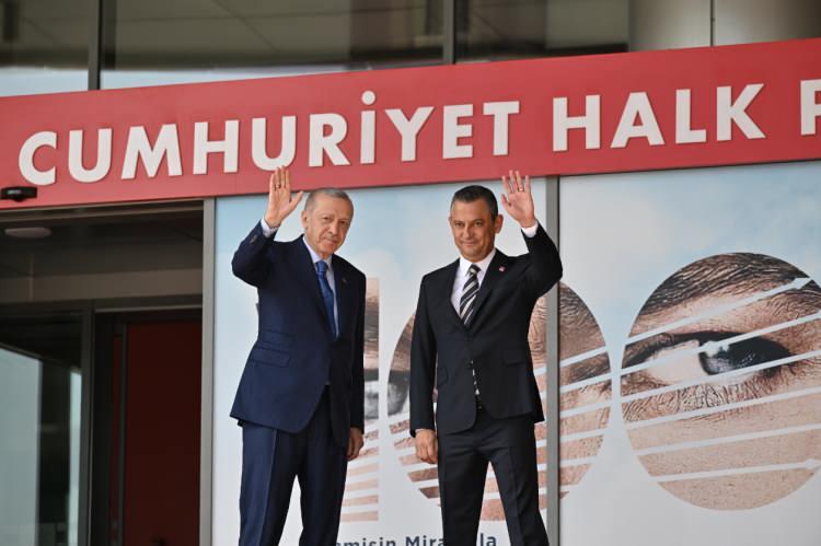 <p>Cumhurbaşkanı ve AK Parti Genel Başkanı Recep Tayyip Erdoğan, CHP Genel Başkanı Özgür Özel'e ziyarette bulunmak üzere parti genel merkezine geldi.</p>
