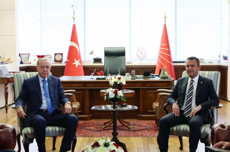 <p><span style="color:#B22222"><strong>Cumhurbaşkanlığı forslu bayrak asıldı</strong></span></p>
