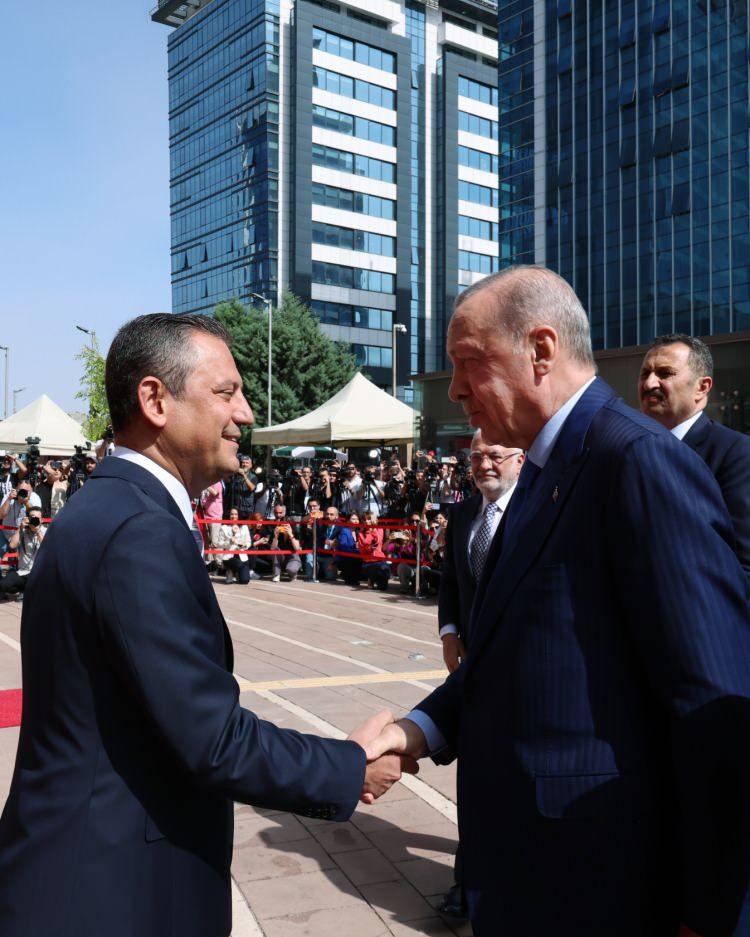 <p>Erdoğan'ı, CHP Genel Merkezi önünde Özgür Özel karşıladı.</p>
