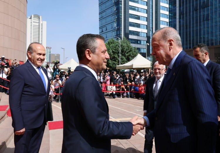 <p>&Ouml;te yandan, CHP Genel Merkezinin &ouml;n&uuml;ndeki bayraklar arasına, Erdoğan'ın ziyareti dolayısıyla Cumhurbaşkanlığı forslu bayrak da asıldı.</p>

<p>&nbsp;</p>
