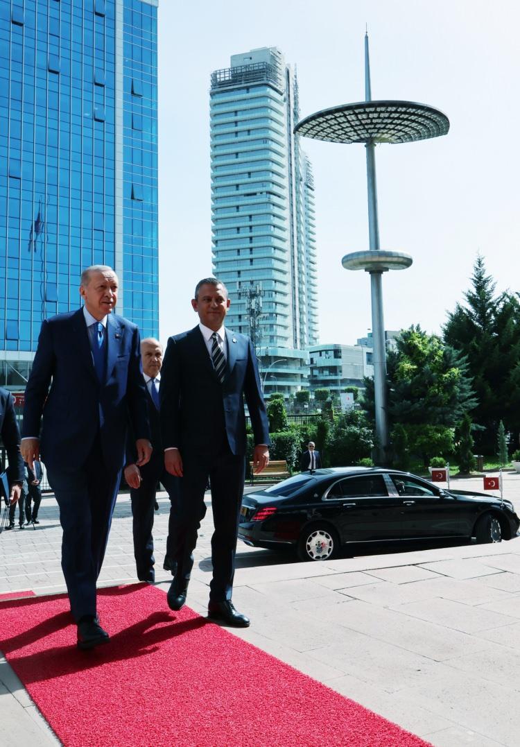 <p>Cumhurbaşkanı Recep Tayyip Erdoğan, en son 18 yıl &ouml;nce Başbakanlığı d&ouml;neminde, CHP Genel Merkezinin yeni binasının a&ccedil;ılışı sebebiyle o d&ouml;nemki Genel Başkan Deniz Baykal'ı ziyaret etmişti.</p>

<p>&nbsp;</p>
