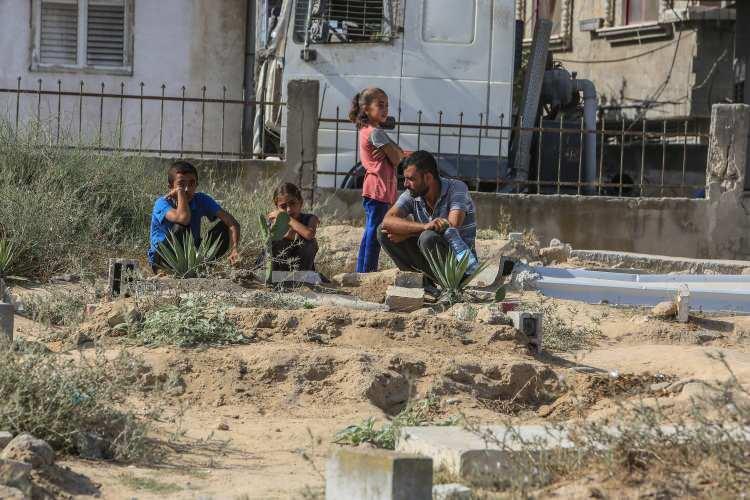 <p>Gazze Şeridi'nde yaşayanlar, saldırılar öncesi bayramlarda olduğu gibi bayram sevincini hissetmiyorlar, çünkü Gazze'deki herkes sevdiklerini veya evini kaybetti."</p>
