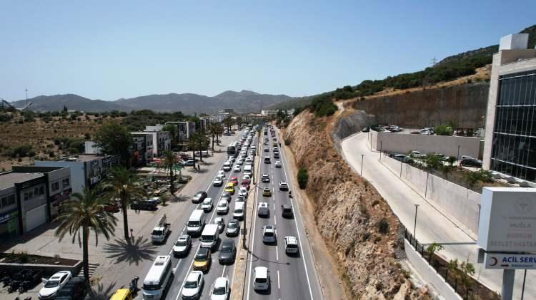 <p>Uzun araç kuyruklarının oluştuğu ilçede Bodrum İlçe Emniyet Müdürlüğü trafik ekipleri canla başla çalışmaya başladı. </p>
